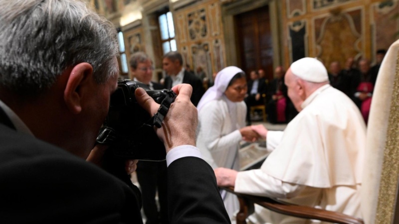 Fotógrafos de los papas: cercanía y autoridad del pontífice en dos siglos de retratos e historias